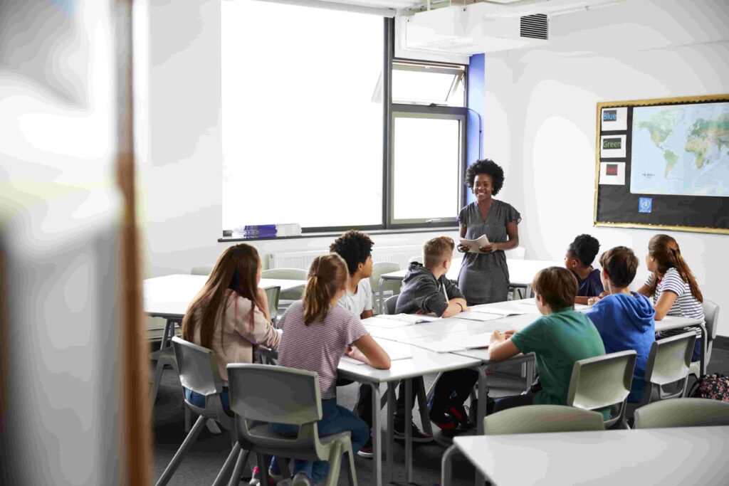 Alunos da educação básica estudando.